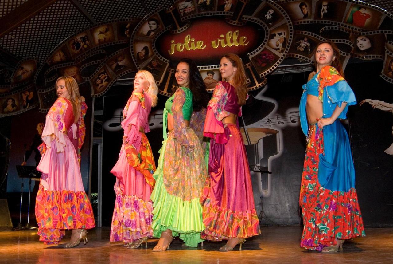 Maritim Jolie Ville Resort & Casino Sharm El-Sheikh Exterior foto The cast of Hair on stage at the 2009 San Diego Comic-Con International