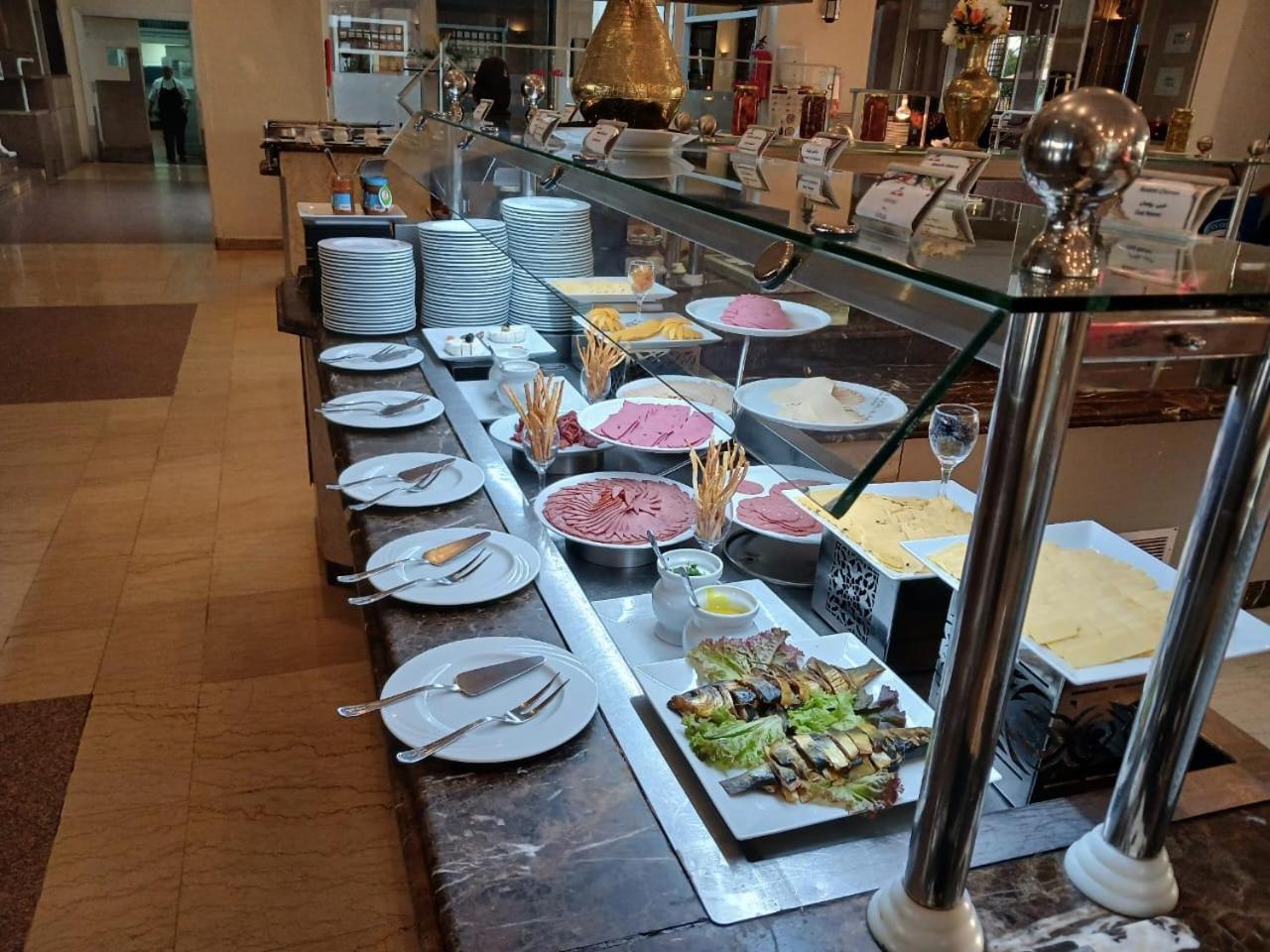 Maritim Jolie Ville Resort & Casino Sharm El-Sheikh Exterior foto A buffet at a hotel