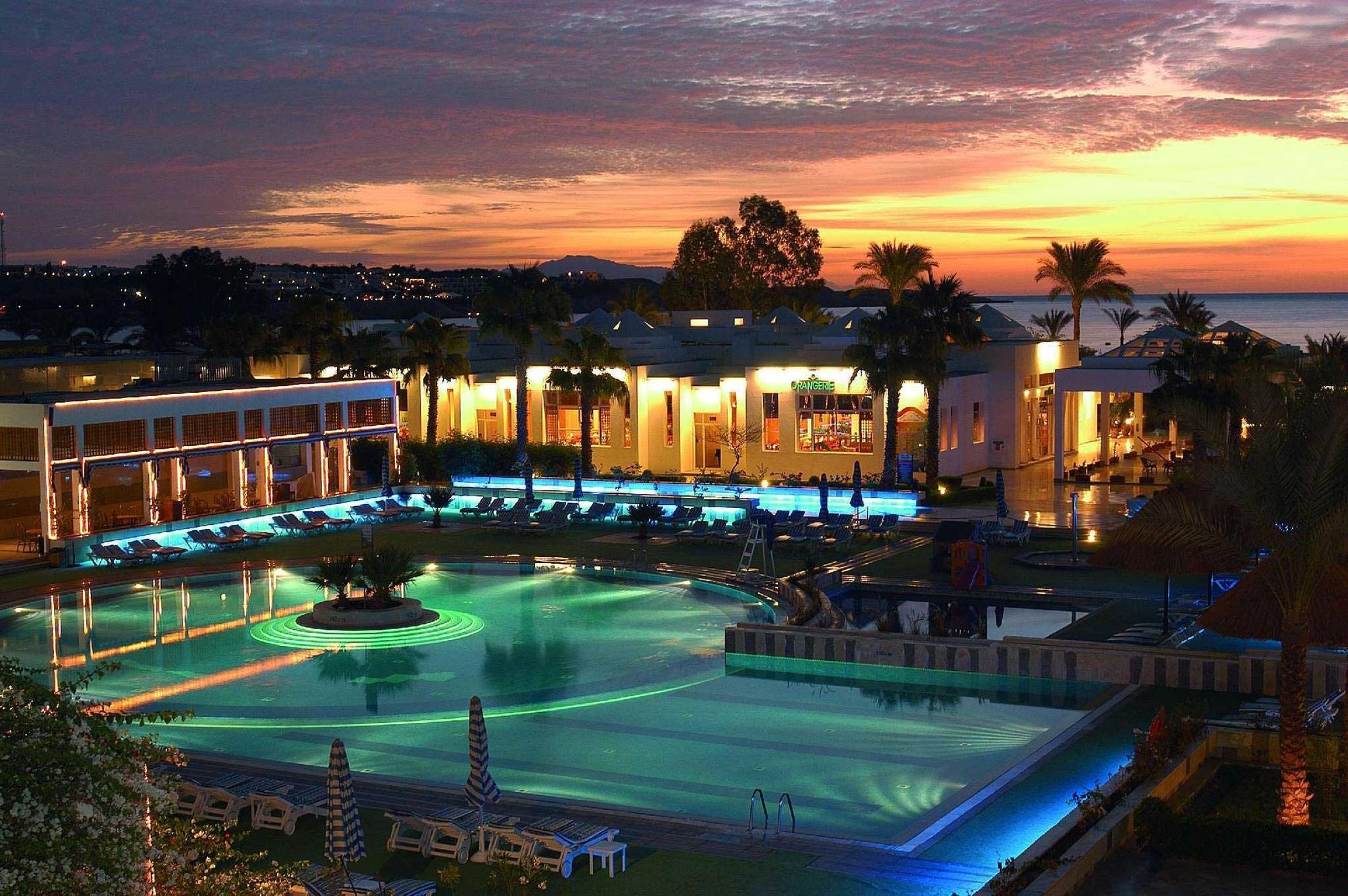 Maritim Jolie Ville Resort & Casino Sharm El-Sheikh Exterior foto Sunset at the pool
